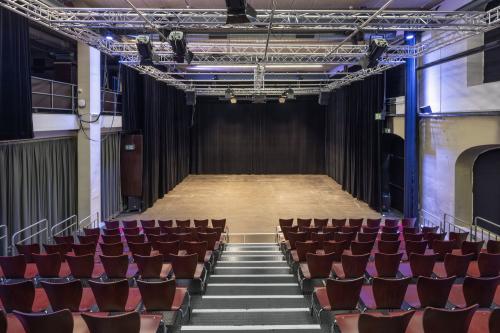 Sicht auf Bühne, Tribühne mit 170 Stühlen