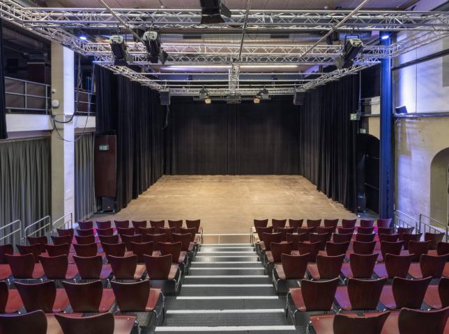 Sicht auf Bühne, Tribühne mit 170 Stühlen