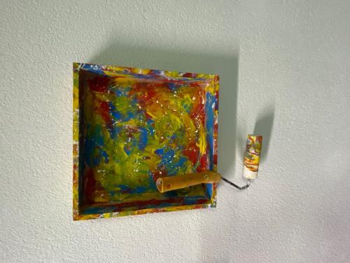 Rot-Blau-Weiss-Grün-Gelb-Orange-Farbenwelt in einem Rahmen mit einem Malerpinsel