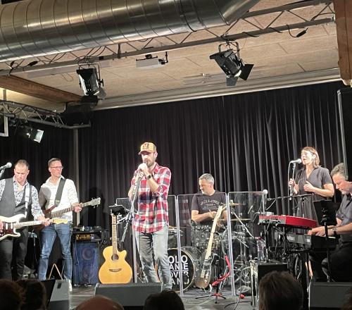 Die Band Polomanie auf der Bühne im Bistro bei einem Abusitz-Auftritt.