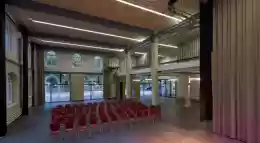 Saal 1 + 2 mit Bestuhlung, Fensterfront und Haupteingang